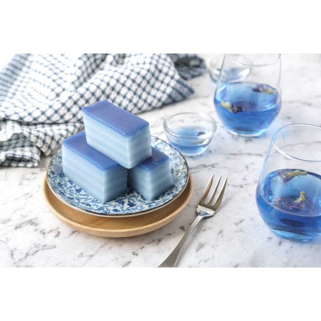 Blue coloured Malaysian dessert and blue tea 